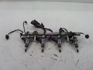 VW Golf R Fuel Injectors & Rail MK7 15-19 OEM